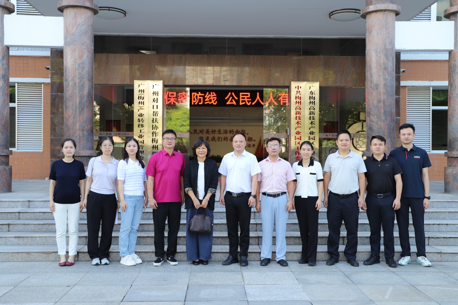 91吃瓜
党组成员、二级巡视员周少卿带队赴梅州开展财政基础工作督导暨慰问帮扶干部